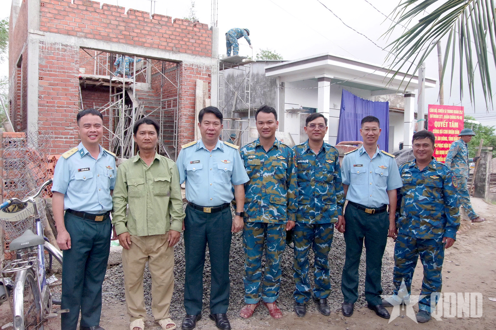 Sư đoàn 377 tăng tốc dựng xây mái ấm giúp nhân dân